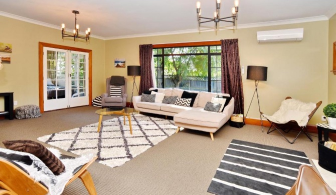 Racecourse Villa - Christchurch Holiday Home