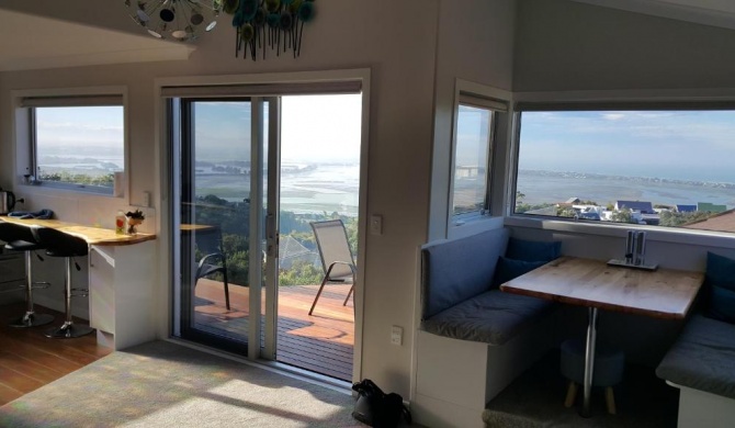 Sea Views, Self-contained Christchurch Apartment