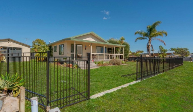 Captain's Cabin - Cooks Beach Holiday Home