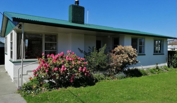 Super Central Cosy Greytown House with Garage