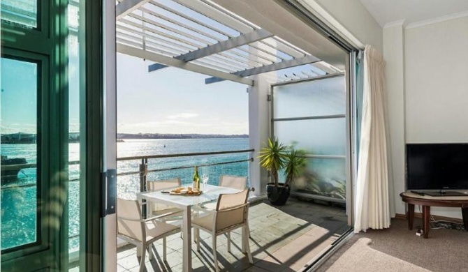 1BR Princes Wharf Apartment with Fabulous Views