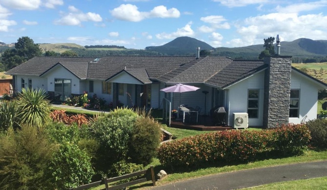 Kinloch Lake & Golf Views