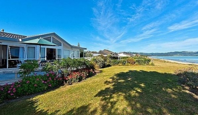 Matarangi Beachfront House - Matarangi Holiday Home