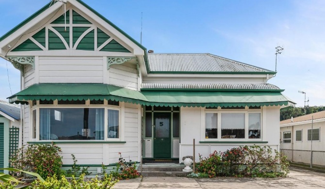 Leica Stay and Walnut Flat - Napier Holiday Home