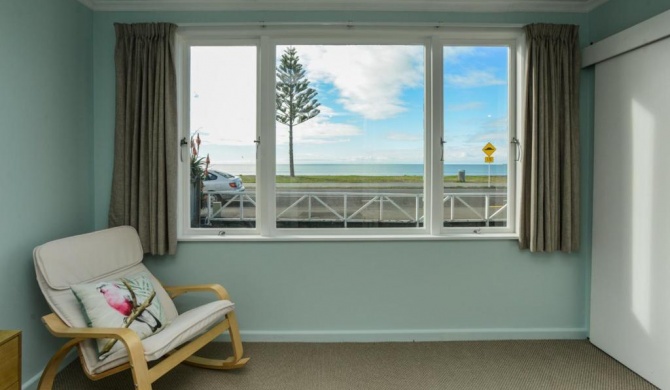 Westshore Beachfront - Napier Holiday Home