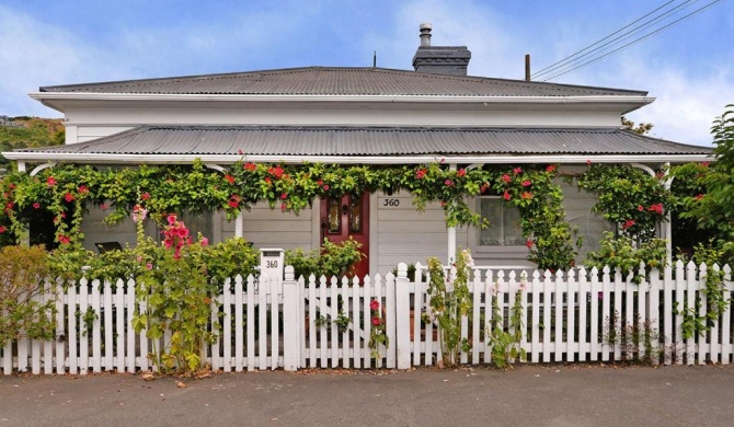 Red Door Retreat - Nelson Holiday Home