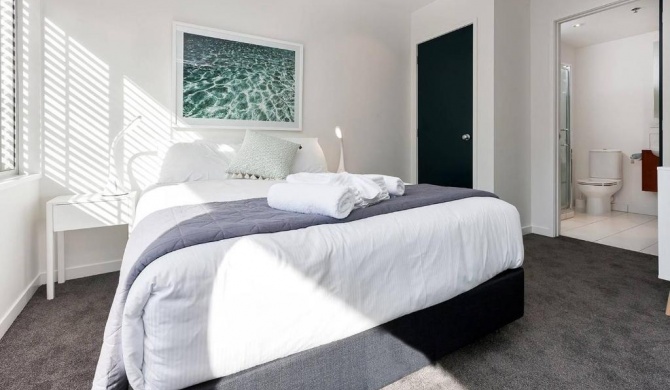 Modern light-filled luxury in Central Auckland