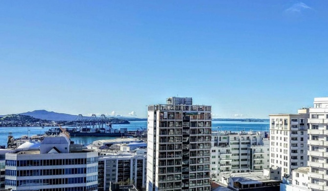 Cute CBD Apartment with AC and Amazing Views