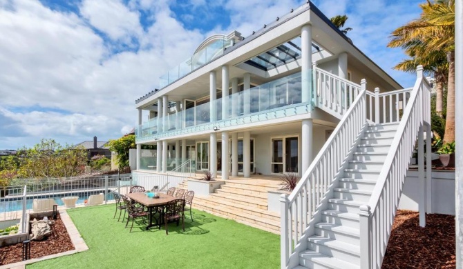 Magnificent Harbour View Villa In Orakei