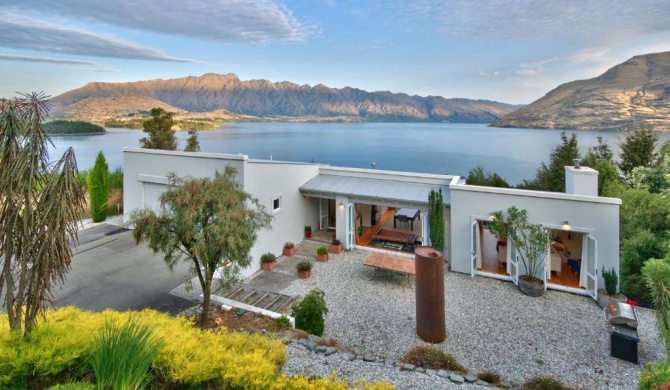 Casa Matau - Luxury Queenstown Holiday Home