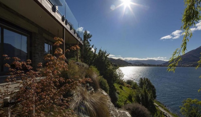 Kohanga Luxury Lakeside Villa by Amazing Accom