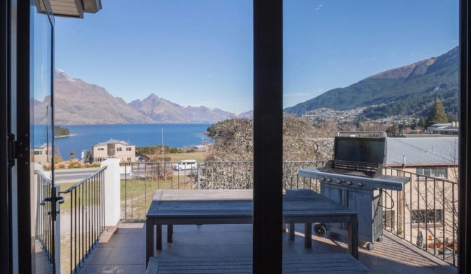 Lake and Mountain Ridge - Queenstown Apartment