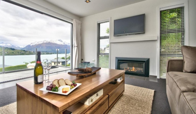 Lake Views on De La Mare - Queenstown Holiday Home