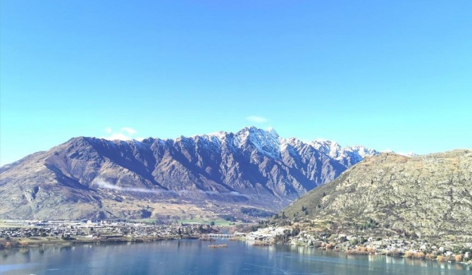 Lake, Mountain & Relax - Queenstown Holiday Home