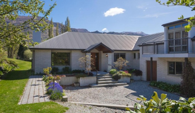 Lakes Retreat - Queenstown Holiday Home