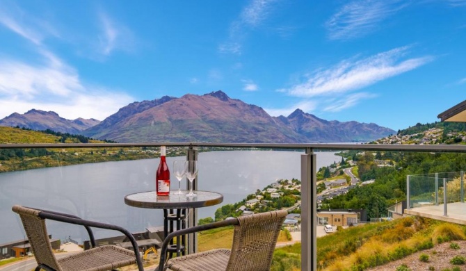 Queenstown Lake Views - Upstairs Apartment