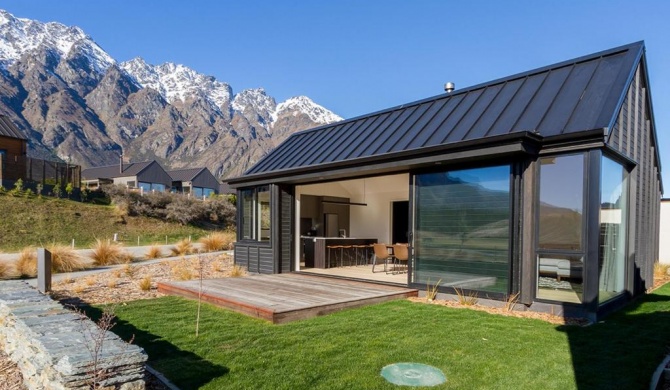 Remarkable Vista - Queenstown Holiday Home