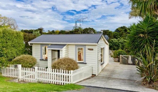 Kowhai Cottage & Studio - Raglan Holiday Home