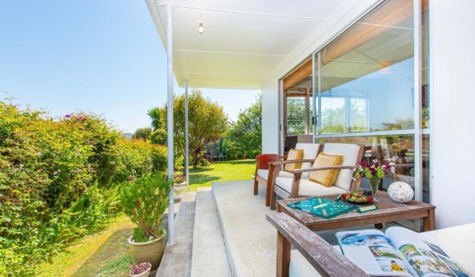 Lorenzen Bay Bungalow - Raglan Holiday Home