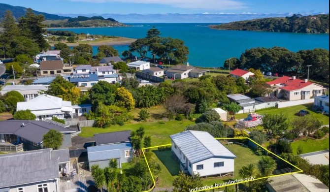 Raglan beach retreat - 2 bedrooms - with wifi