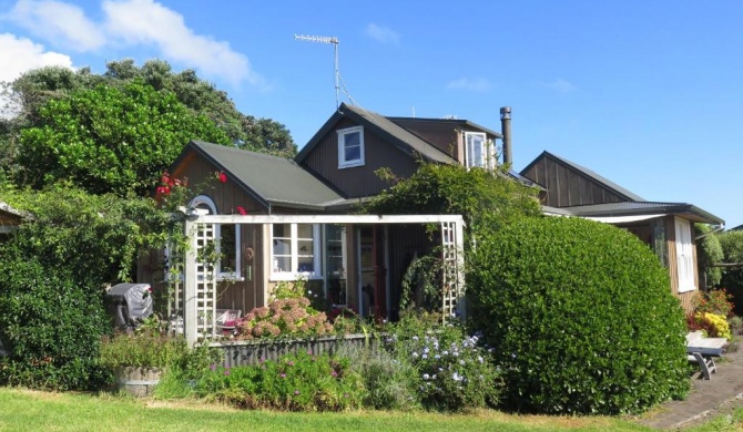 The Farm Cottage - Raglan Holiday Home