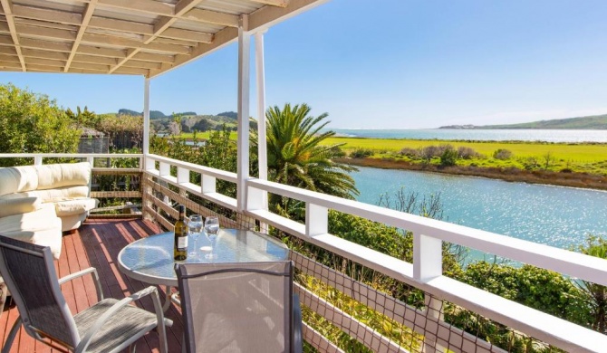 The Waterview Retreat - Raglan Holiday Home