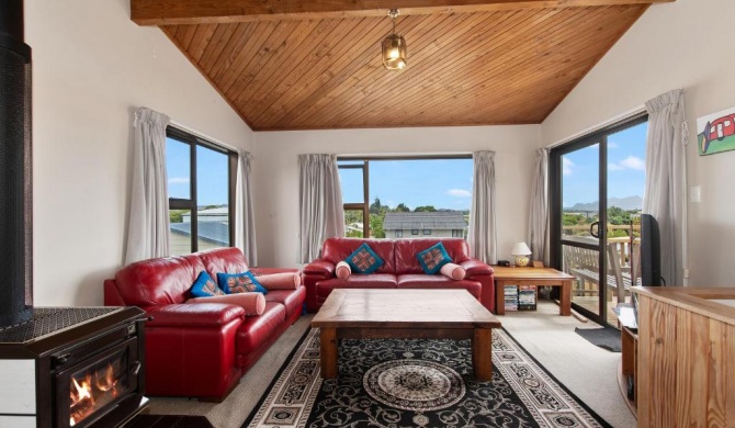 Spacious Family Bach by the Sea - Ruakaka Holiday Home