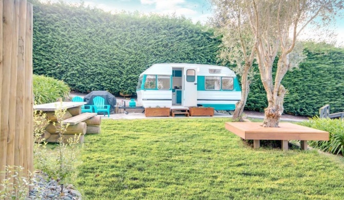 MountViews Glamping- retro caravan getaway