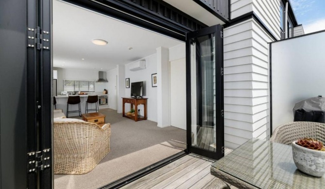 Centrally Located- Modern Sunny Townhouse