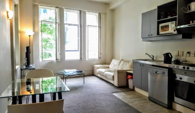 NYC x AKL a Special bargain Apt in Queen St