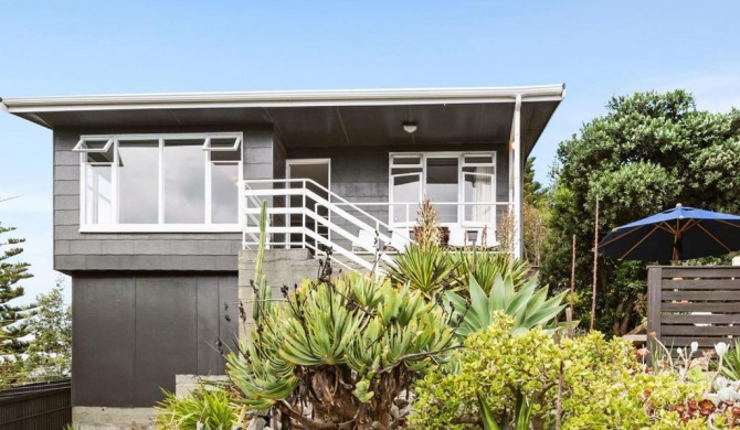 Seaside House - Waikanae Beach Bach