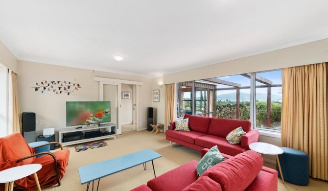 Tranquility Base - Waikanae Beach Holiday Home