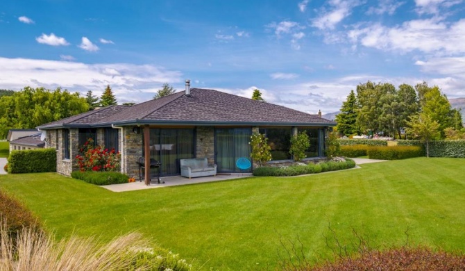 Hilltop Blue Views - Wanaka Holiday Home