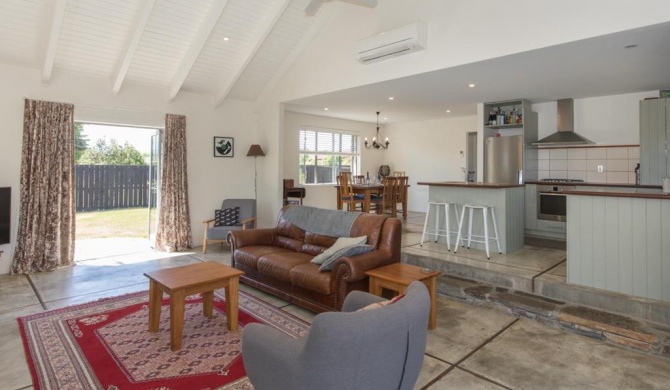 Modern Cottage Charm - Albert Town Holiday Home Only 5 Minutes From Wanaka