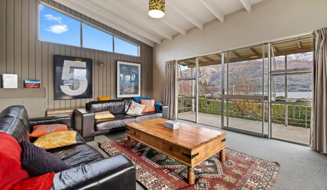 The Manuka Lookout with Spa - Wanaka Holiday Home