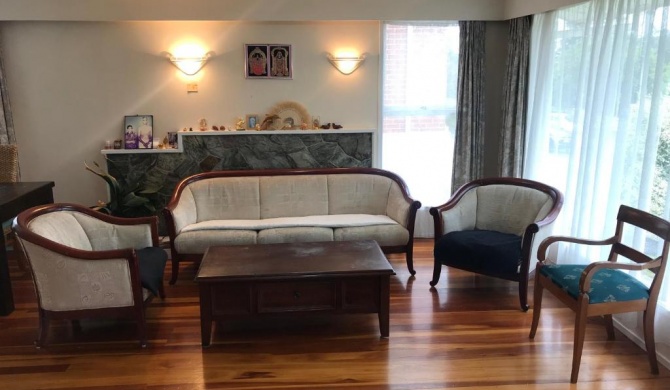 Accommodation in a Large Home heart of Auckland City and Airport