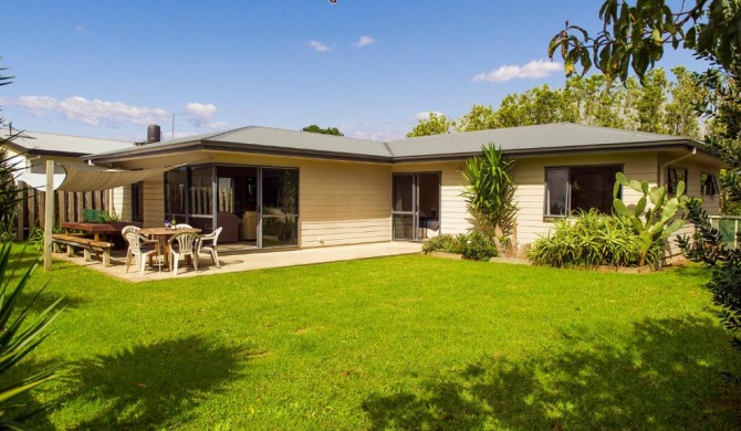 Peaceful Poplar - Whitianga Holiday Home