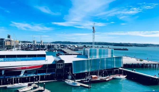 New Waterfront Penthouse on Princes Wharf with Harbor view! The heart of Auckland City! Free Parking!