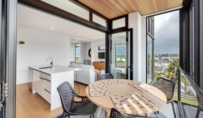 Takapuna Contemporary 2BR w/ Carpark