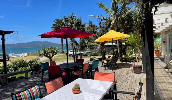 Driftwood Beachfront Accommodation, Cable Bay, Owhetu